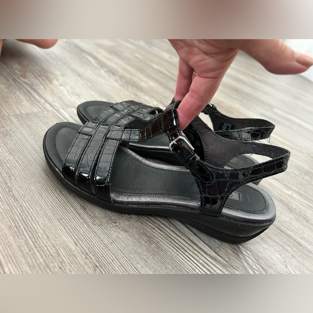 ECCO STRAPPY SANDALS, BLACK PATENT, 7M